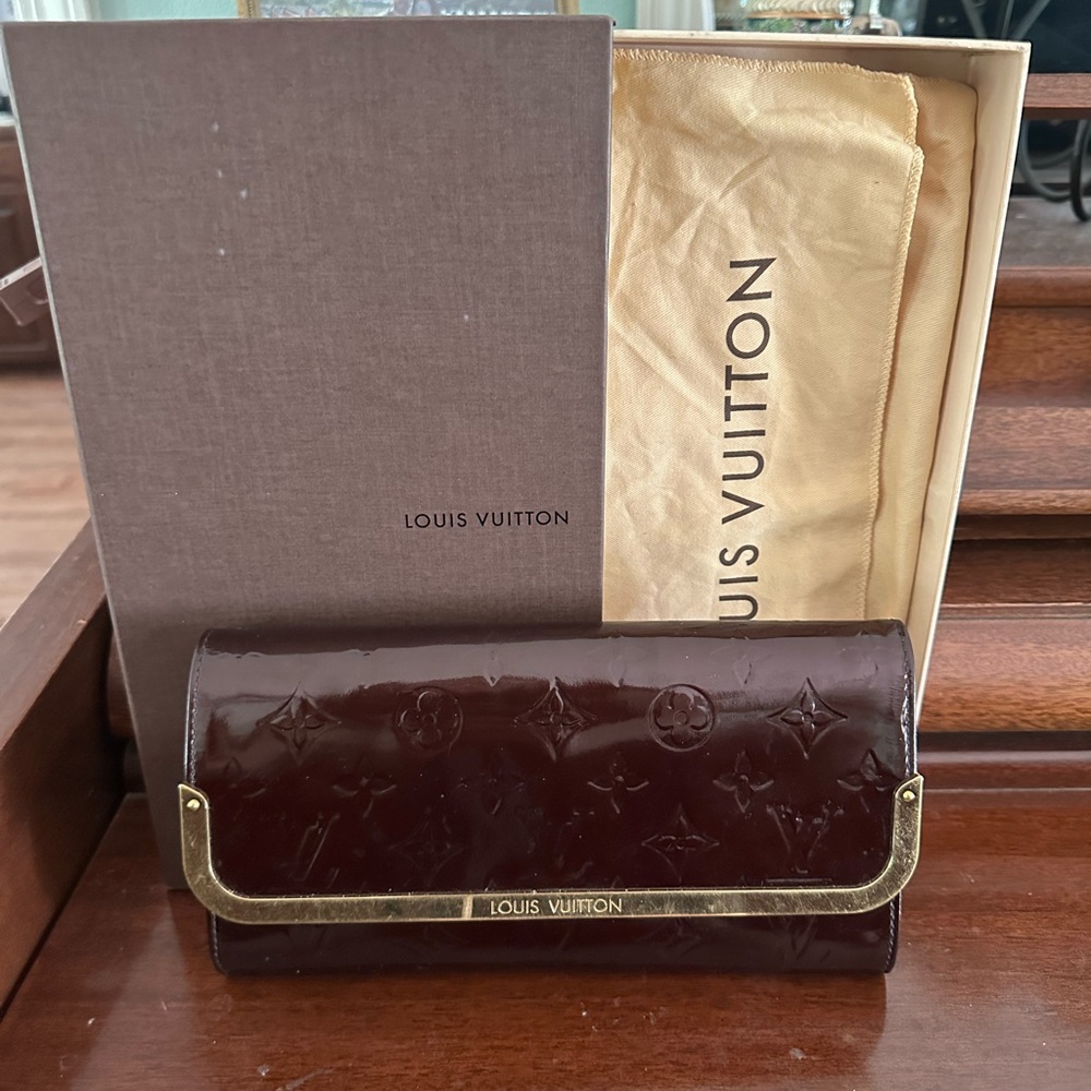 Louis Vuitton Rossmore Amarante Vernis Clutch with shoulder strap